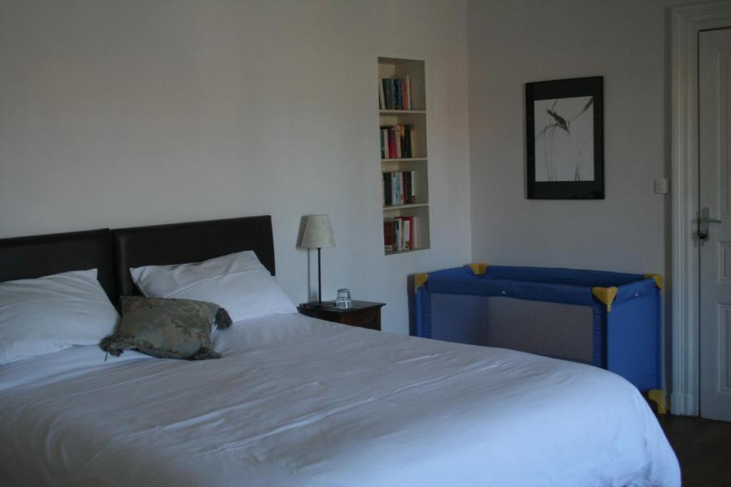 Le Voltaire Bed and Breakfast Airvault Δωμάτιο φωτογραφία