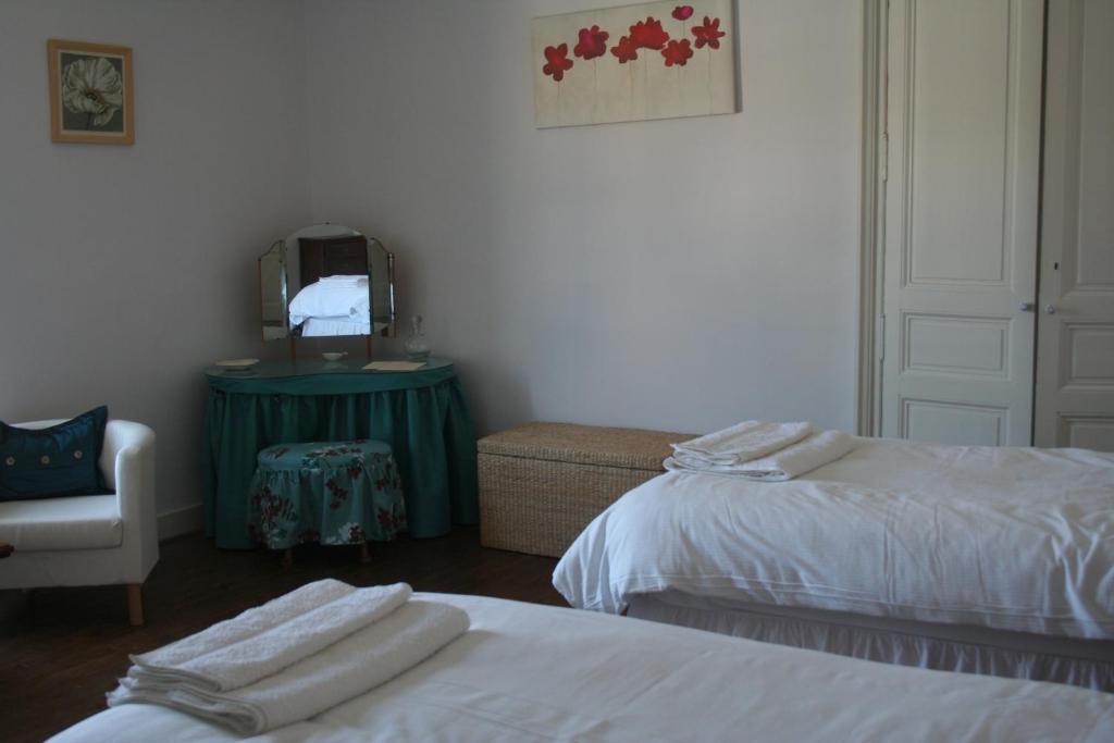 Le Voltaire Bed and Breakfast Airvault Δωμάτιο φωτογραφία