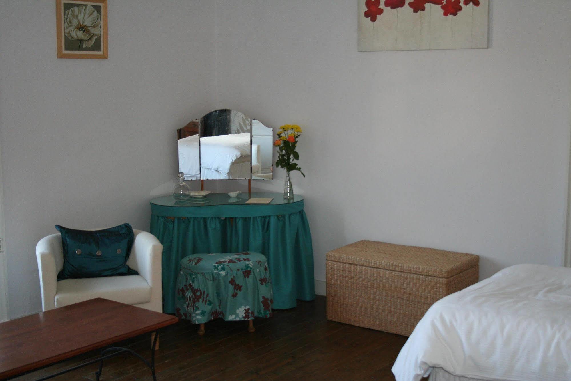Le Voltaire Bed and Breakfast Airvault Εξωτερικό φωτογραφία