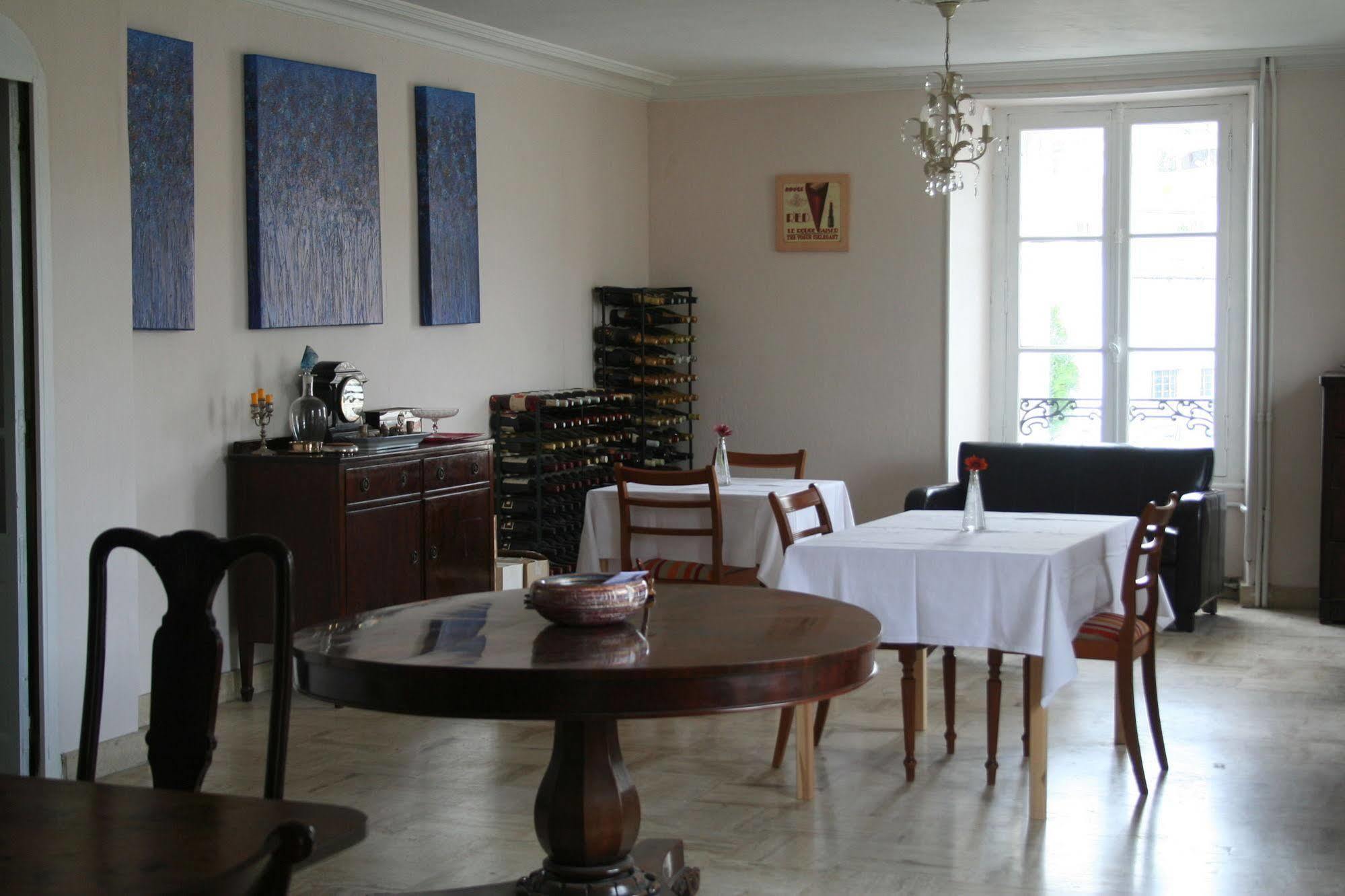 Le Voltaire Bed and Breakfast Airvault Εξωτερικό φωτογραφία